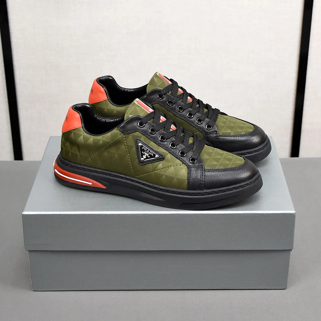 PP420🍄🍄🍄【Prada·PRADA】set off the audience! An international brand that is constantly innovating. This men's casual shoe is the original version. It is made of cowhide leather at a ratio of one to one at the store. It has leather feet and rubber non-slip outsole. It is breathable and comfortable. Quality speaks for itself. 👄38-44